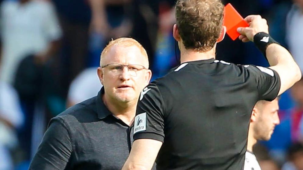 Heiko Vogel sieht von Schiedsrichter Lukas Fähndrich die Rote Karte.