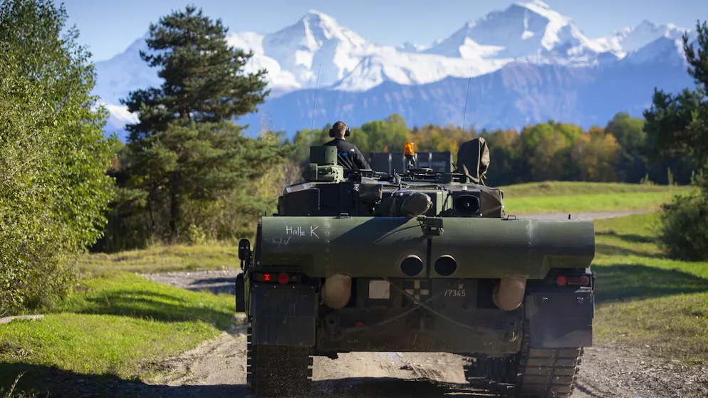 Ein Kampfpanzer des Typs Leopard 2 auf einer Teststrecke in Thun. (Symbolbild)