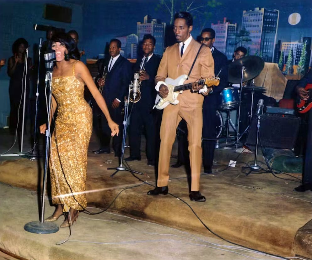 Tina Turner Stil. Elegant bei einem Konzert in Texas 1964: Glitzer liebte sie zwar schon damals, doch ihre Looks waren eher Gala-tauglich als wild.