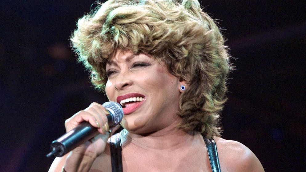 Krankenschwester berichtet von «geheimer Behandlung» bei Tina Turner. Tina Turner starb im Alter von 83 Jahren in der Schweiz, wo sie seit vielen Jahren lebte. Die Sängerin kämpfte in den letzten Jahren mit ihrer Gesundheit.