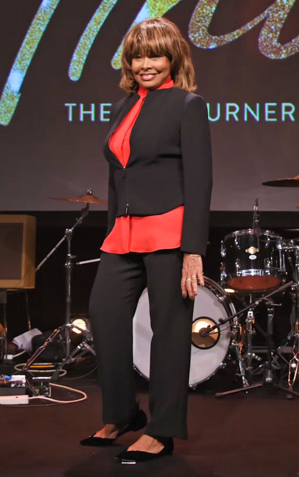 Tina Turner Stil. Schick im Anzug im Jahr 2017: Sie wechselt von einem Stil zum anderen.