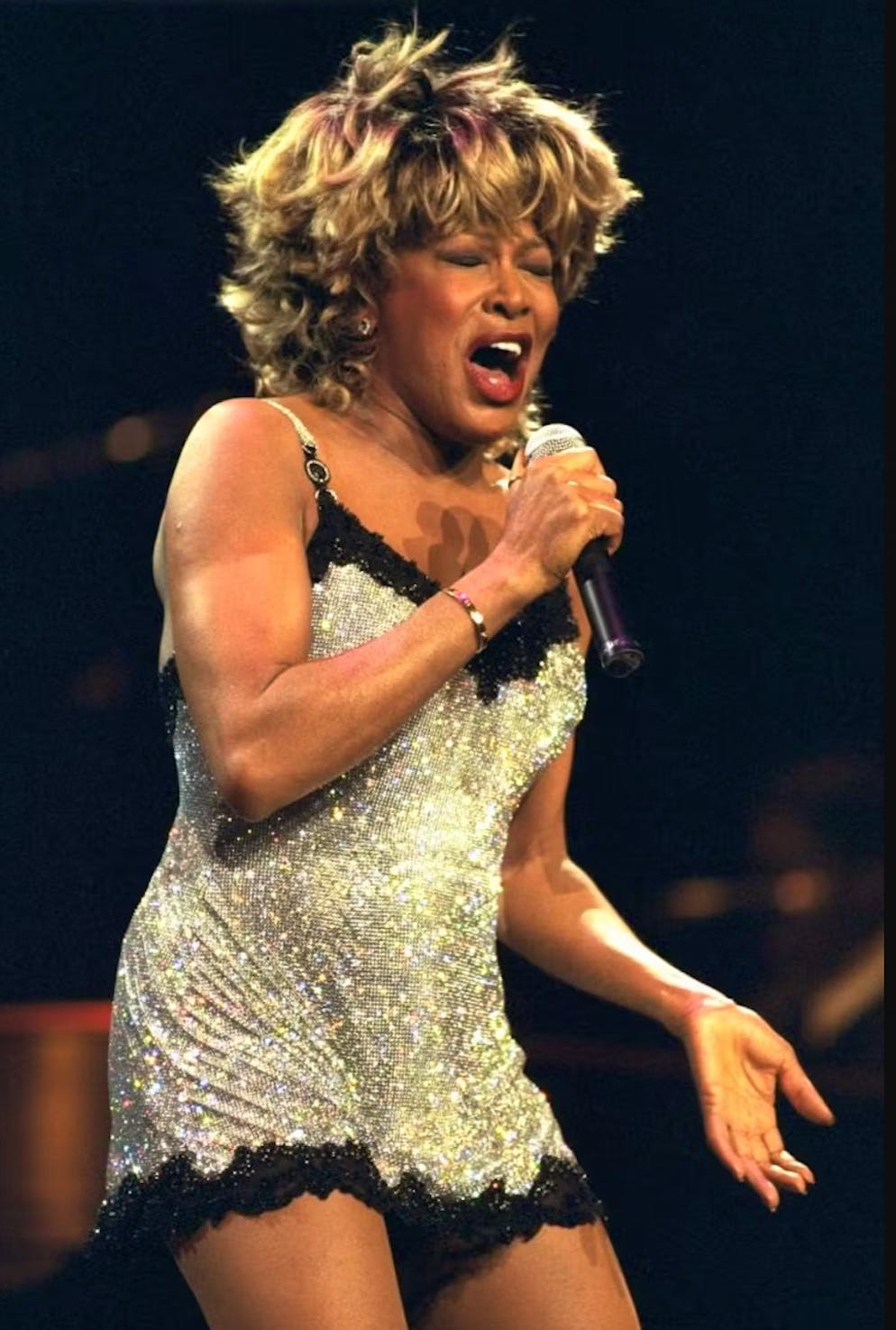 Tina Turner Stil. Und es geht immer noch kürzer: 1985 setzt sie auf ihr Markenzeichen, das Glitzer-Slip-Dress.