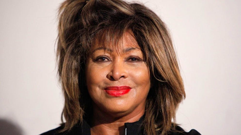 Krankenschwester berichtet von «geheimer Behandlung» bei Tina Turner. Dabei sei immer äusserste Diskretion verlangt worden, sie habe nicht mal ihrer Familie erzählt, wen sie behandle. Tina Turner litt unter Nierenversagen und musste die Abfallstoffe in ihrem Blut künstlich entfernen.