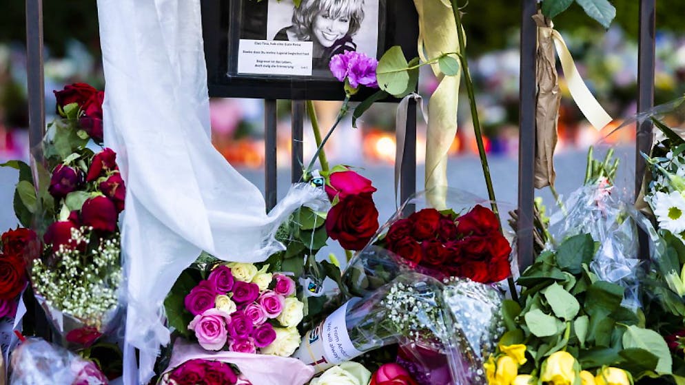 Fiori e candele davanti al cancello della villa di Küsnacht.