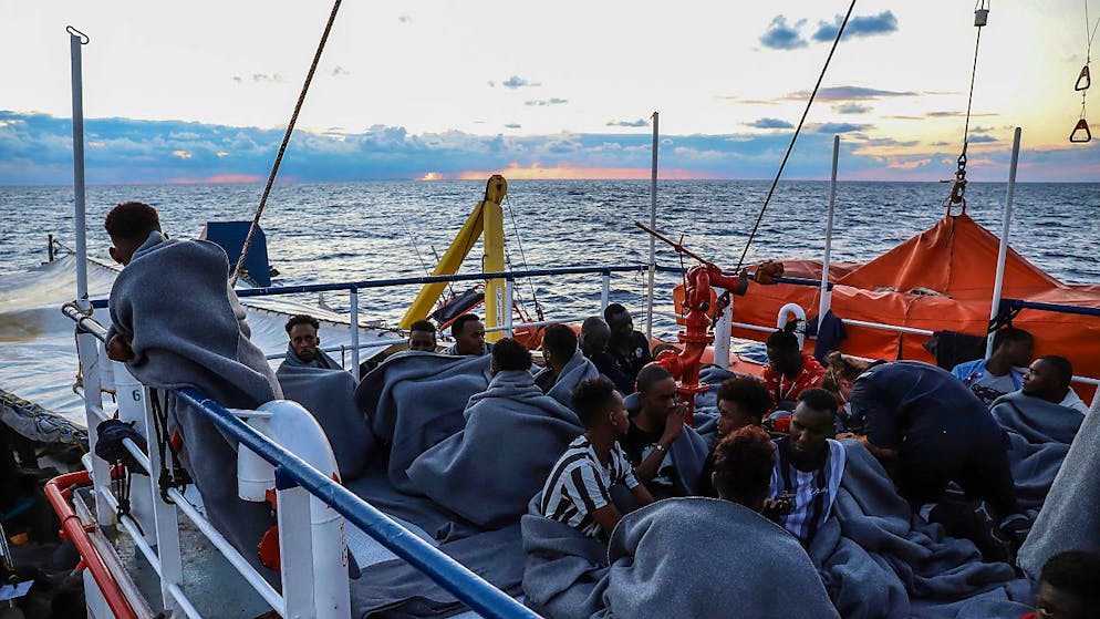 Migranti recuperati dalle acque di malta dalla Sea Watch-3.