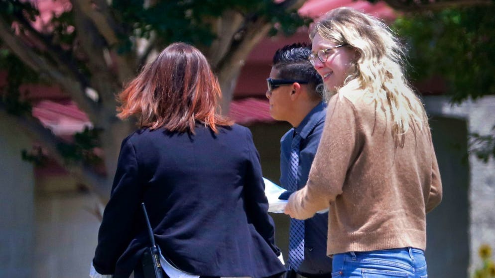 Theranos-Gründerin. Ex-Starunternehmerin Elizabeth Holmes tritt Gefängnisstrafe an