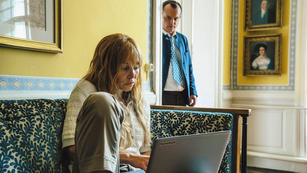 Diese «Tatort»-Kommissare sind Singles. Zwei Jahre nach dem Tod von Toni möchte ihre kleine Schwester Eva mehr über deren Ableben herausfinden. Ihrem Bruder Christian (Johannes Allmayer) scheint das nicht zu gefallen.