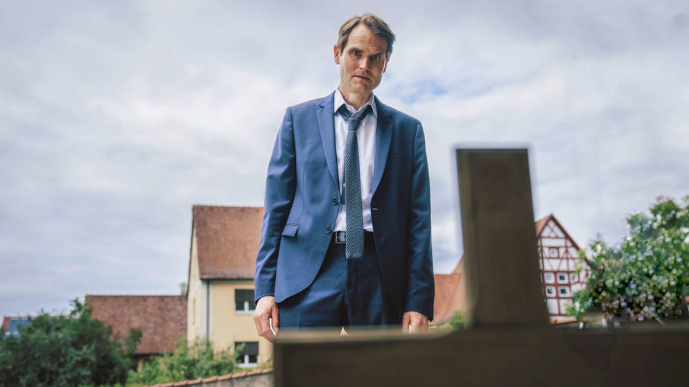 Diese «Tatort»-Kommissare sind Singles. Felix Voss steht stark angefasst am Grab seiner früheren grossen Liebe. Bis vor kurzem wusste er gar nicht, dass Toni zwei Jahre zuvor verstorben war.