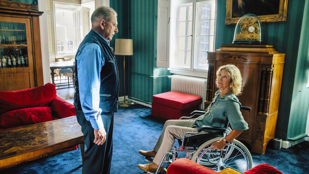 Diese «Tatort»-Kommissare sind Singles. Unternehmer und Patriarch Johannes Hentschel (André Jung) hat mit seiner Frau Anna (Marita Breuer) vier Kinder. Während drei von ihnen noch im Umfeld der Familienvilla leben, spricht man über die abtrünnige Toni und ihren Tod nur ungern. Was genau ist in der Familie passiert?