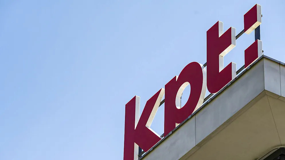 Das Logo der Berner Krankenkasse KPT auf dem Gebäude des Hauptsitzes in Bern-Wankdorf.