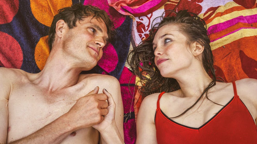 Diese «Tatort»-Kommissare sind Singles. Erinnerungen an früher: Der junge Felix Voss (Fabian Hinrichs) und seine Liebe Toni Hentschel (Sina Martens) geniessen ihre Zeit am See.