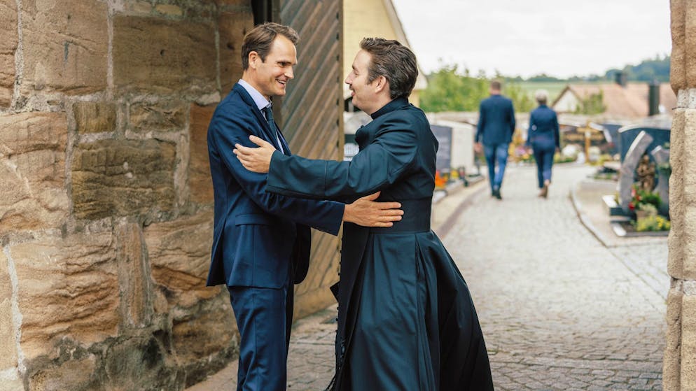 Diese «Tatort»-Kommissare sind Singles. Viele Jahre, nachdem der Kontakt zwischen Felix Voss (Fabian Hinrichs, links) und Toni abgebrochen ist, lädt ihn der gemeinsame Freund der beiden, Pfarrer Marcus Borchert (Pirmin Sedlmeir), zu einem Gottesdienst für Toni ein. Was will er dort sagen?