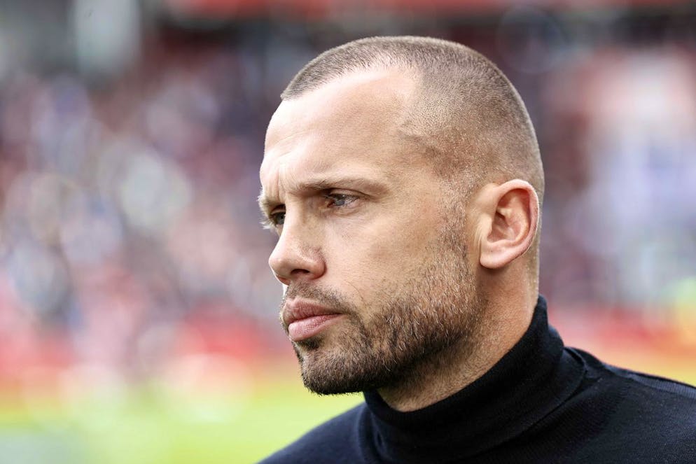 Le club a annoncé ne pas prolonger le contrat de l'entraîneur par intérim John Heitinga