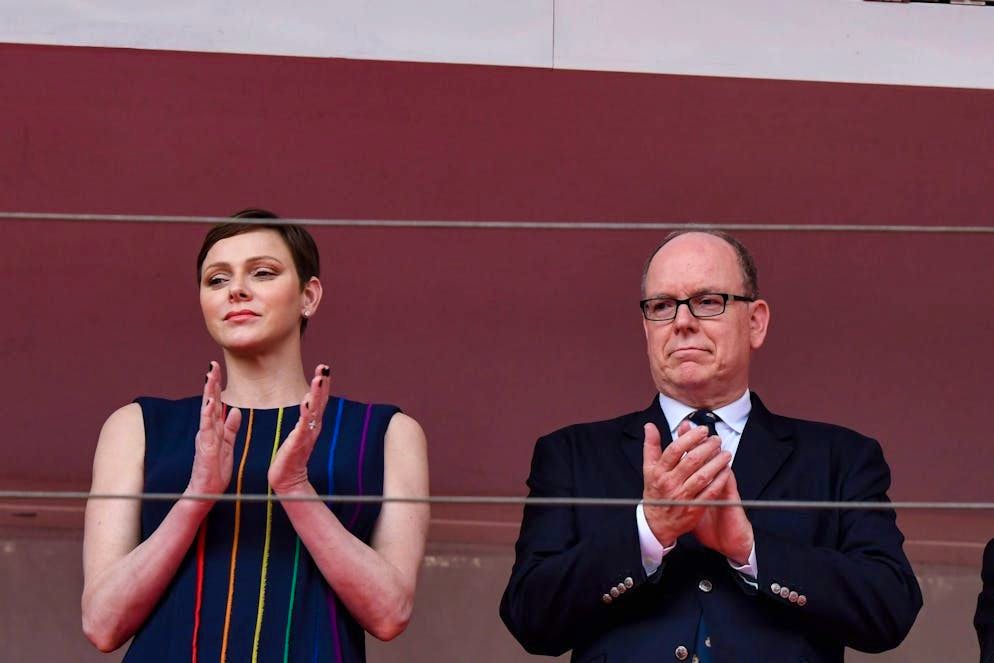 Il taglio di capelli di Charlène. La principessa è apparsa al fianco del marito, il principe Alberto II.