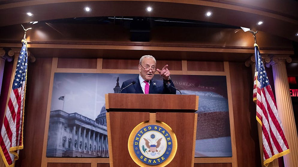 Il senatore Chuck Schumer annuncia l'approvazione dell'intesa sul debito Usa