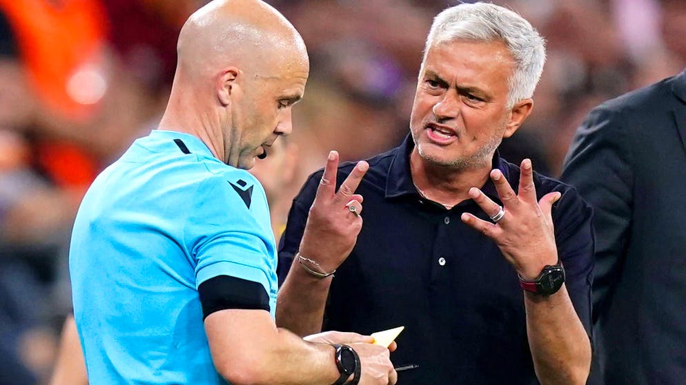 Jose Mourinho (destra) a colloquio con l'arbitro Anthony Taylor