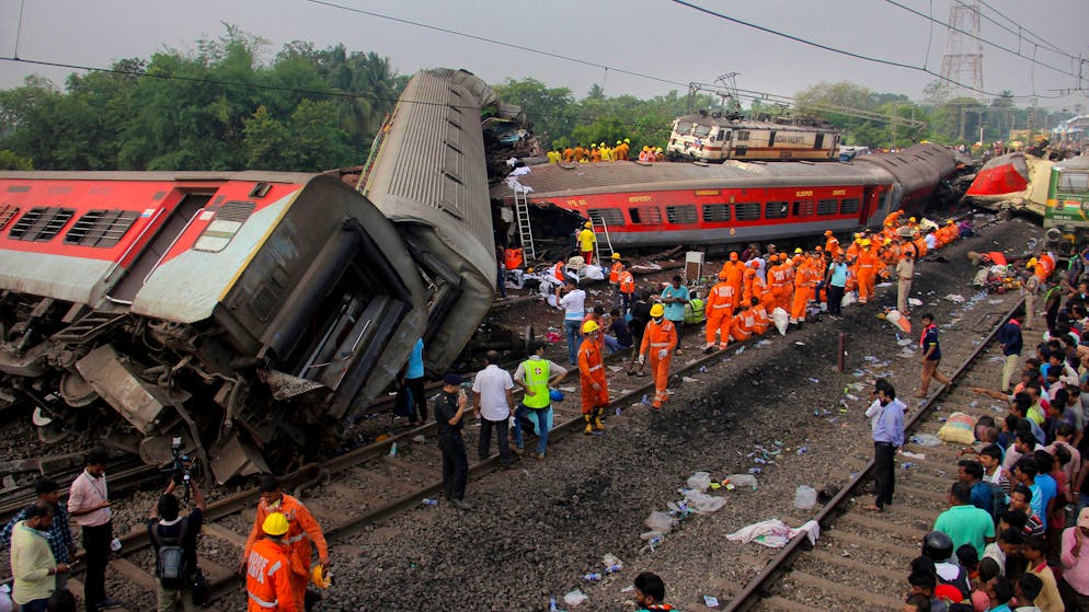 Bilancio provvisorio. Scontro tra treni in India, quasi 290 morti accertati