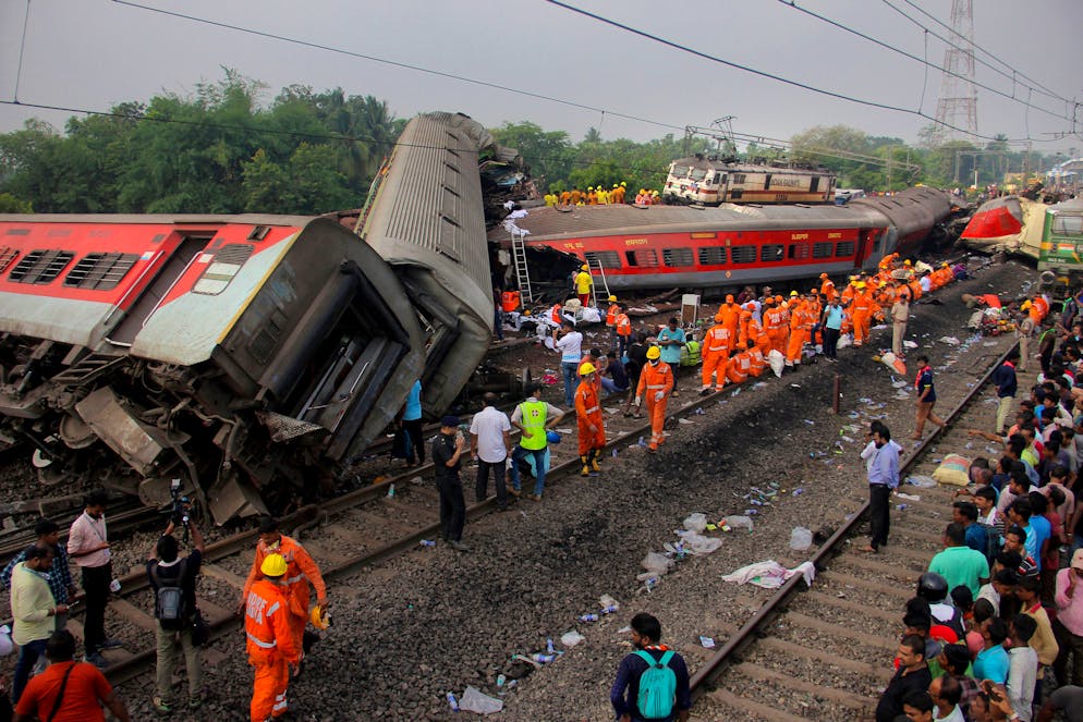 Scontro tra treni in India, quasi 290 morti accertati. Nello scontro tra treni in India ci sono già quasi 290 morti accertati. Ma il bilancio potrebbe peggiorare.