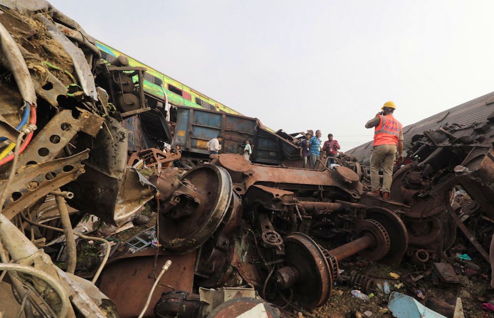 Scontro tra treni in India, quasi 290 morti accertati. È rimasto ben poco dei convogli coinvolti.