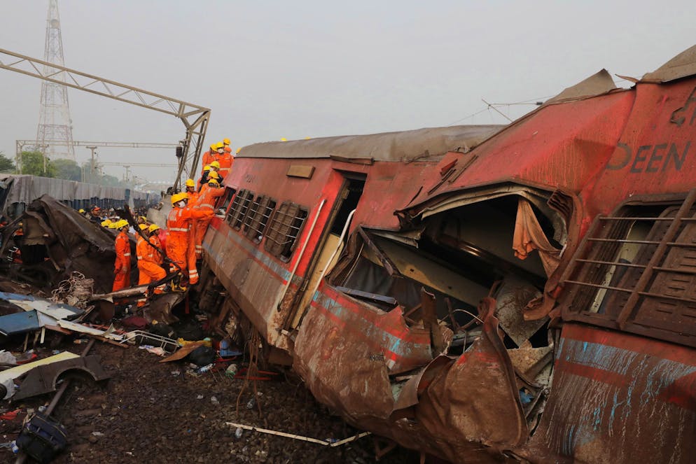 Scontro tra treni in India, quasi 290 morti accertati. Annunciato un contributo di un milione di rupie (circa 11 mila euro) per i familiari delle vittime e di 200 mila rupie (circa 2'200 euro) per i feriti più gravi.