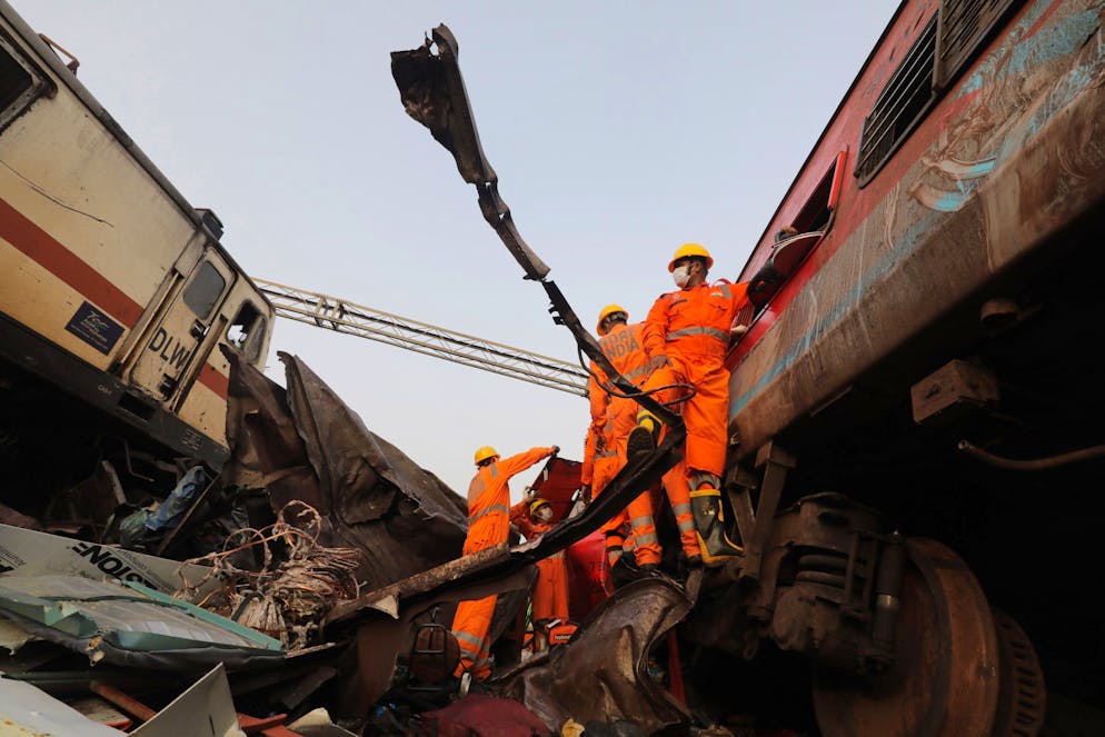 Scontro tra treni in India, quasi 290 morti accertati. Sul posto ci sono circa 2'000 soccorritori al lavoro per cercare di estrarre le persone dalle lamiere.
