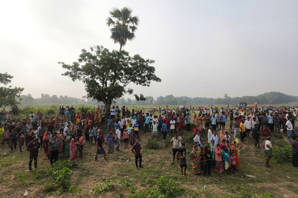 Scontro tra treni in India, quasi 290 morti accertati. Per tutta la notte gli abitanti delle città vicine sono rimasti svegli per il viavai ininterrotto di almeno 120 ambulanze che trasportavano i feriti verso nei tre ospedali più vicini.