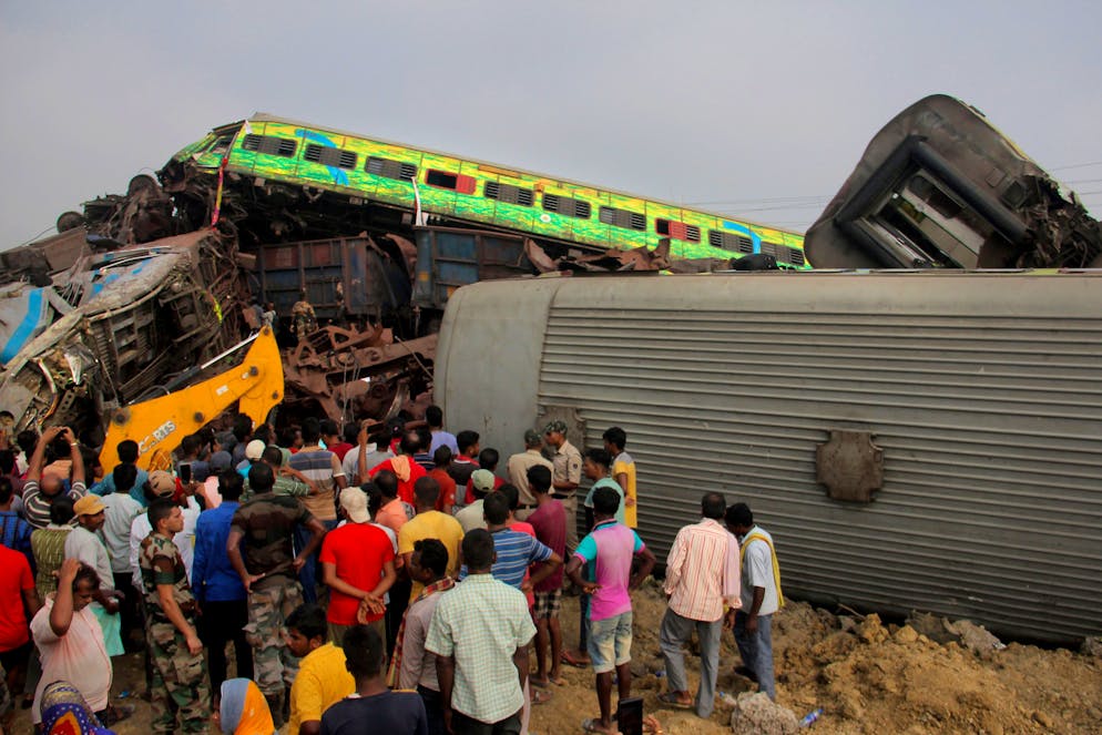 Scontro tra treni in India, quasi 290 morti accertati. I soccorritori sono al lavoro per estrarre dalle lamiere i feriti.