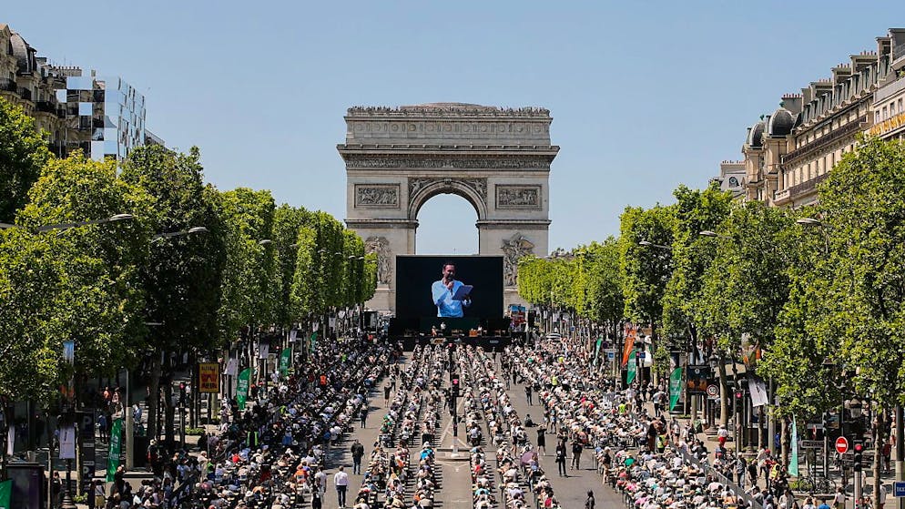 A Paris, les Champs-Elysées transformés en salle de classe - Gallery. Près de 1700 personnes ont participé au concours de dictée.