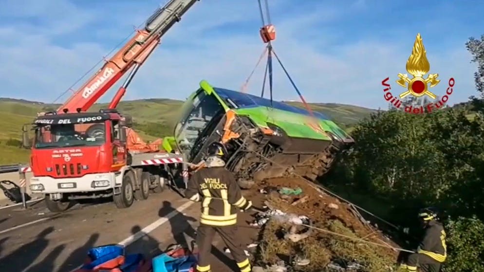 Sud Italia. Bus finisce in una scarpata dopo un incidente sull'A16, un morto e 14 feriti