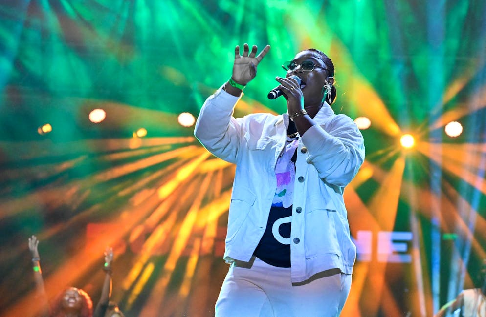 "Quand on n'a pas l’argent on cherche pas femme, c’est l’argent on cherche", chante l'artiste ivoirienne populaire Roseline Layo dans son single "Joli garçon" sorti en mai.