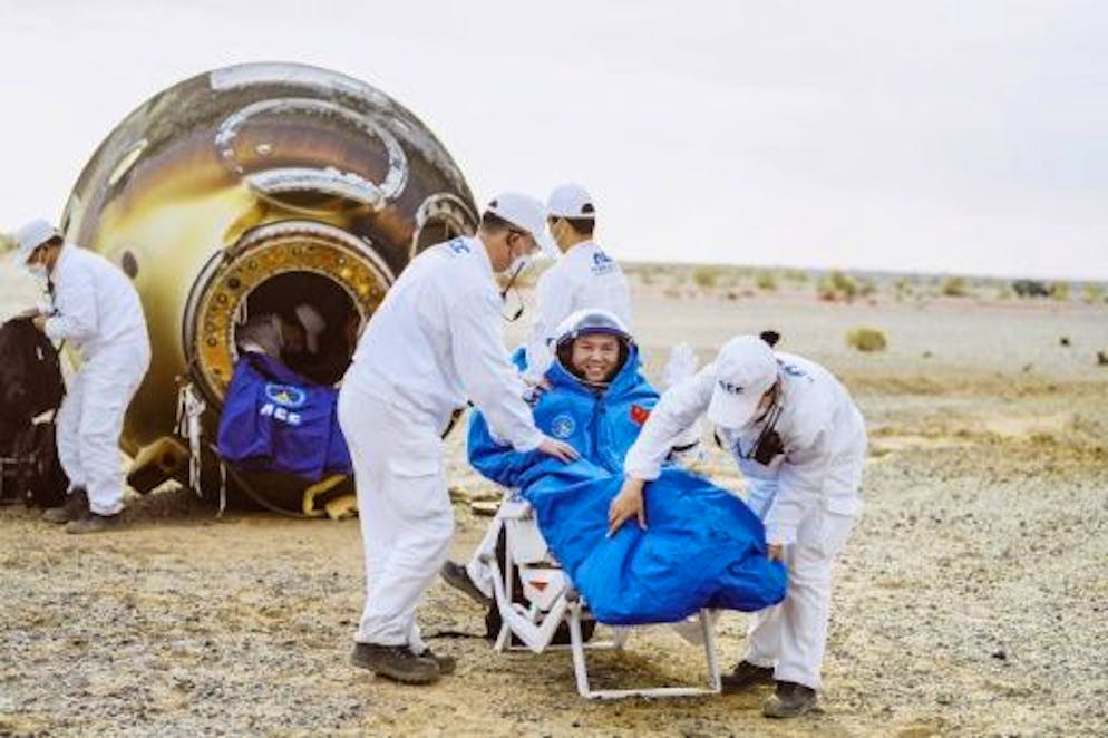 Trois astronautes chinois de retour sur Terre - Gallery. L'astronaute chinois Zhang Lu après son retour du Terre, avec la capsule du vaisseau Shenzhou-15 en arrière-plan, le 4 juin 2023 en Mongolie-intérieure, en Chine