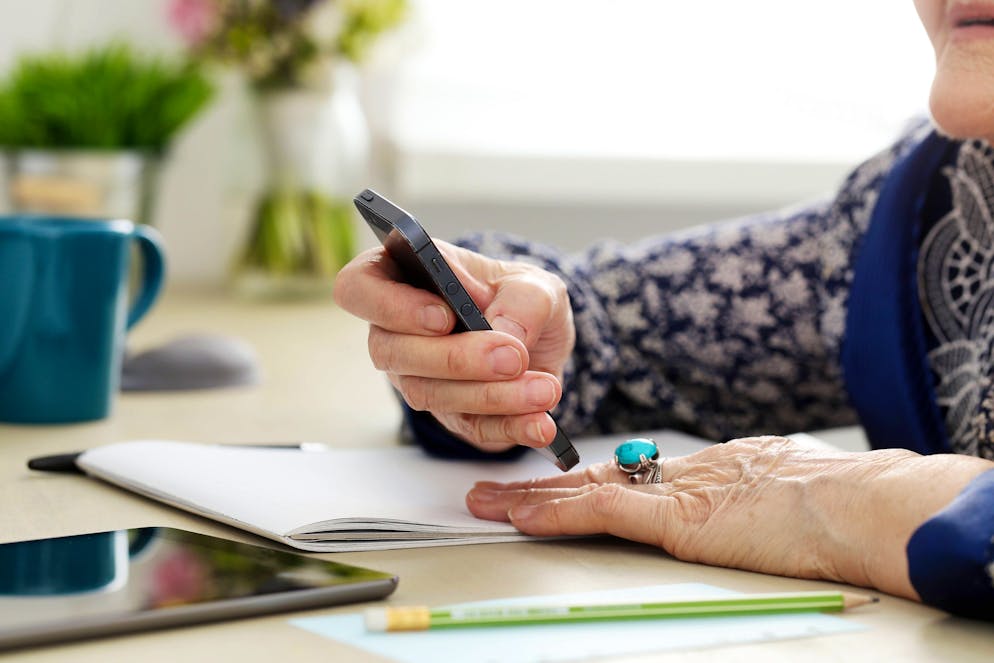Les escrocs visent en priorité des personnes âgées et ont soutiré de l'argent liquide et des objets de valeur pour près de 530'000 francs au cours des dernières semaines. (image d'illustration)