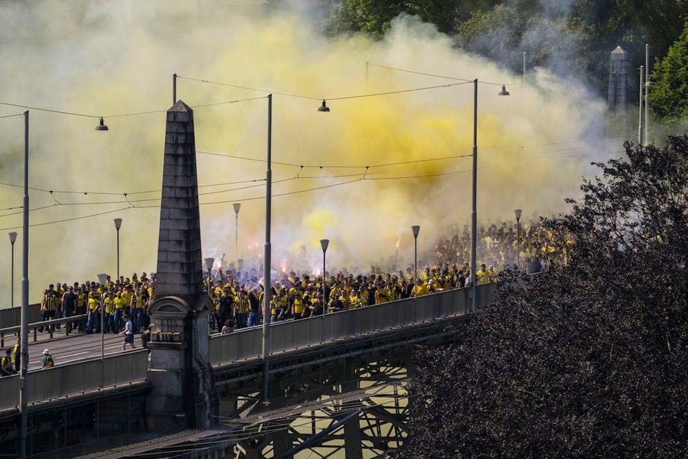 Fumigènes, chants et applaudissement ont ponctué la marche des supporters bernois.