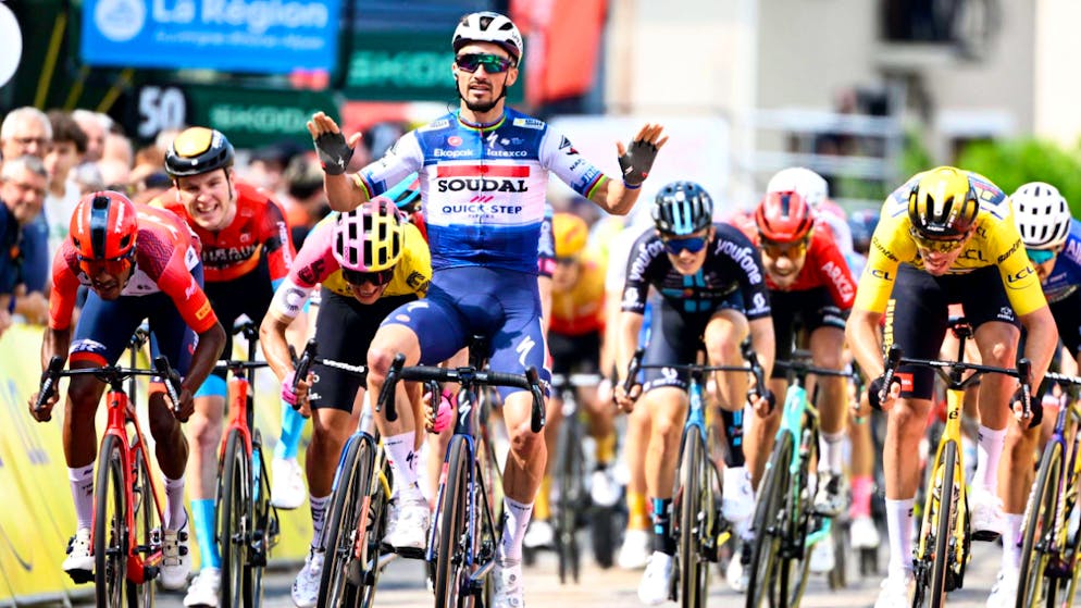 Julian Alaphilippe a remporté au sprint la deuxième étape du Critérium du Dauphiné.