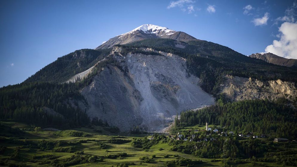 Blick auf das Dorf Brienz-Brinzauls unter dem «Brienzer Rutsch» Ende Mai: Die Bewohner*innen müssen sich weiter in Geduld üben. Ein Betreten des Dorfes gilt weiterhin als zu gefährlich. 