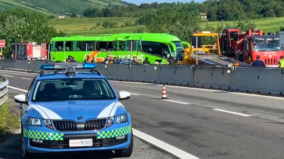 Tödlicher Busunfall in Italien. Passagierin überlebt Horrorcrash, Flixbus bietet 10-Euro-Gutschein