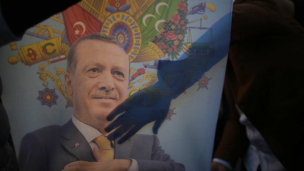 La traditionnelle moustache dessinée sur l'affiche d'un candidat a valu l'emprisonnement à son auteur en Turquie (archives).