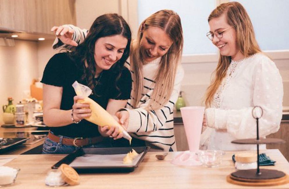La youtubeuse Roxane surprend ses fans en s'invitant dans les cuisines de familles romandes pour pâtisser avec eux.