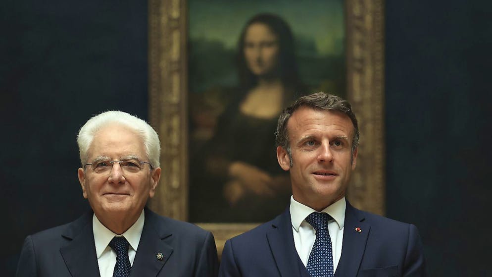 En posant devant la Joconde, une oeuvre commencée en Italie par Leonard de Vinci et terminée en France par l'artiste, les président italien Sergio Mattarella et français Emmanuel Macron ont voulu affirmer les liens qui unissent leurs deux pays.