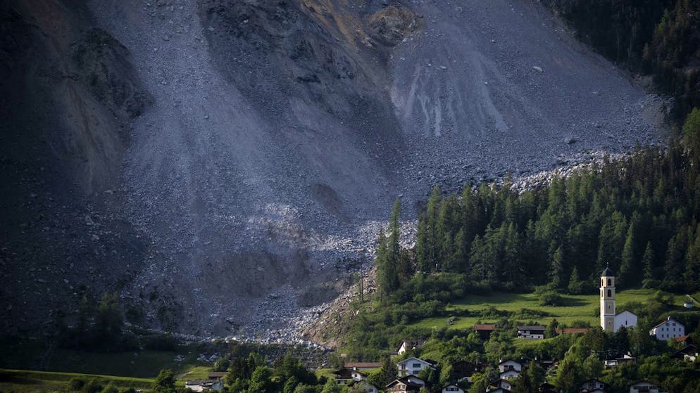 Frana. I residenti di Brienz fanno una breve visita al loro paese