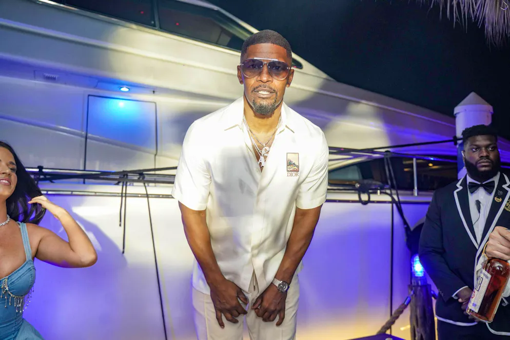 Jamie Foxx deve di nuovo imparare a camminare?. Al momento non si sa nulla sullo stato di salute. Tuttavia, una fonte interna fa sapere che sarebbe in cura in una clinica specializzata a Chicago.