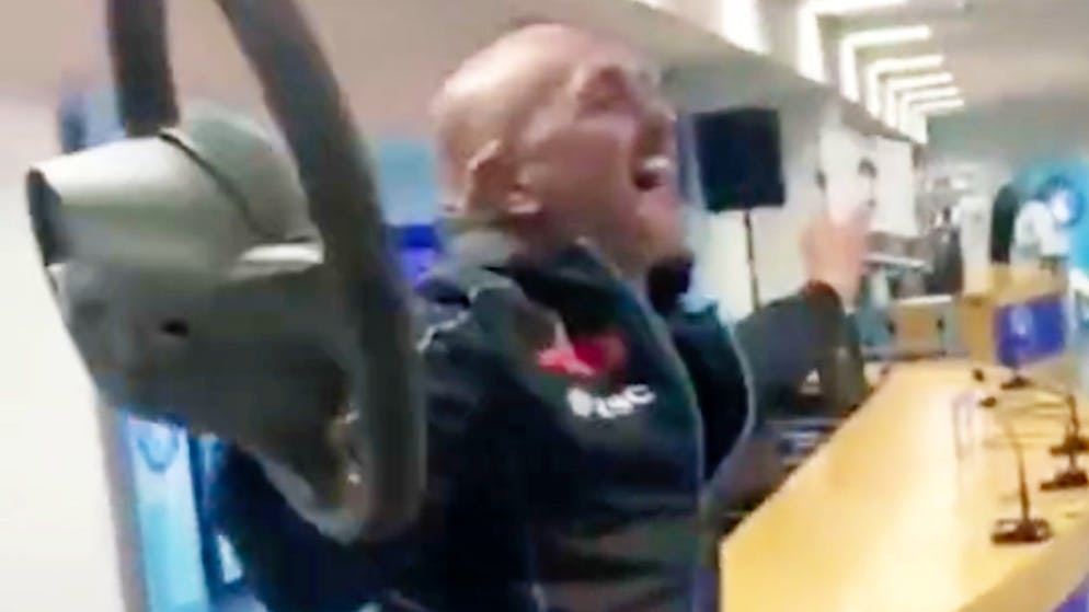 Kurioses Versprechen eingelöst. Napoli-Ultras schenken Spalletti ein Lenkrad, das sie ihm einst geklaut hatten