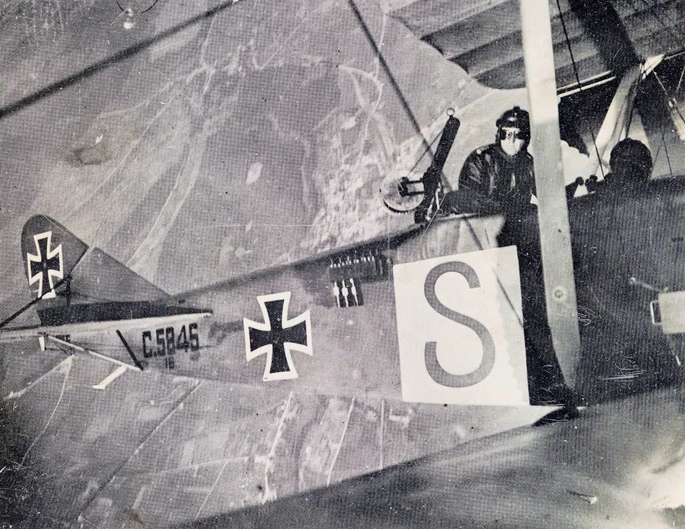 Eine DFW C.V  der deutschen Luftwaffe: Dem stehenden Beobachter steht ein Maschinengewehr LMG 14 Parabellum zur Verfügung. An der Seite ist eine Schachtel mit Leuchtraketen zu sehen. Das Foto der Stuttgarter Bibliothek für Zeitgeschichte ist zwischen 1915 und 1918 entstanden.