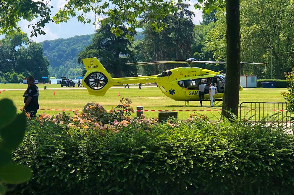 Accoltellamento in un parco ad Annecy. L'intervento di un elicottero medico.