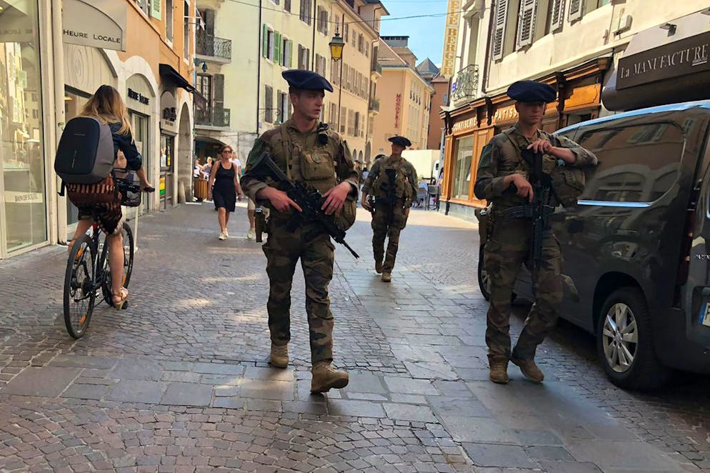 Accoltellamento in un parco ad Annecy. Alcuni soldati pattugliano le strade di Annecy dopo l'attacco. 