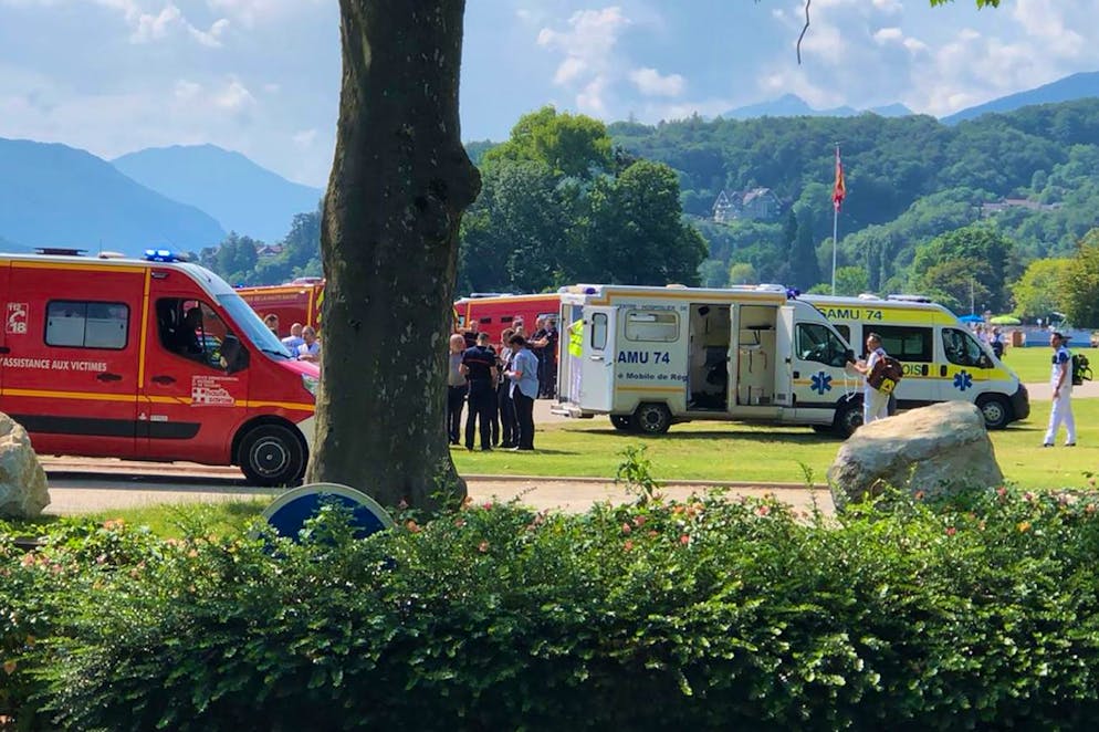 Accoltellamento in un parco ad Annecy. Almeno 37 persone sarebbero in stato di shock dopo aver assistito alla scena e sono seguite dal personale sanitario locale.