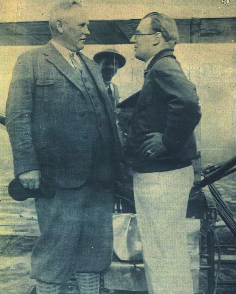 Friedrich Sanders (links) mit Fritz von Opel am 30. September 1929 in Frankfurt vor ihrem Raketen-Flugzeug Opel-Sander RAK.1, dem Nachfolge-Modell der Ente: Das Flugzeug erreichte mit von Opel am Knüppel an jenem Tag mit Raketen eine Geschwindigkeit von 100 km/h. Die Fluglizenz hat der damals 30-Jährige erst Tage zuvor gemacht.