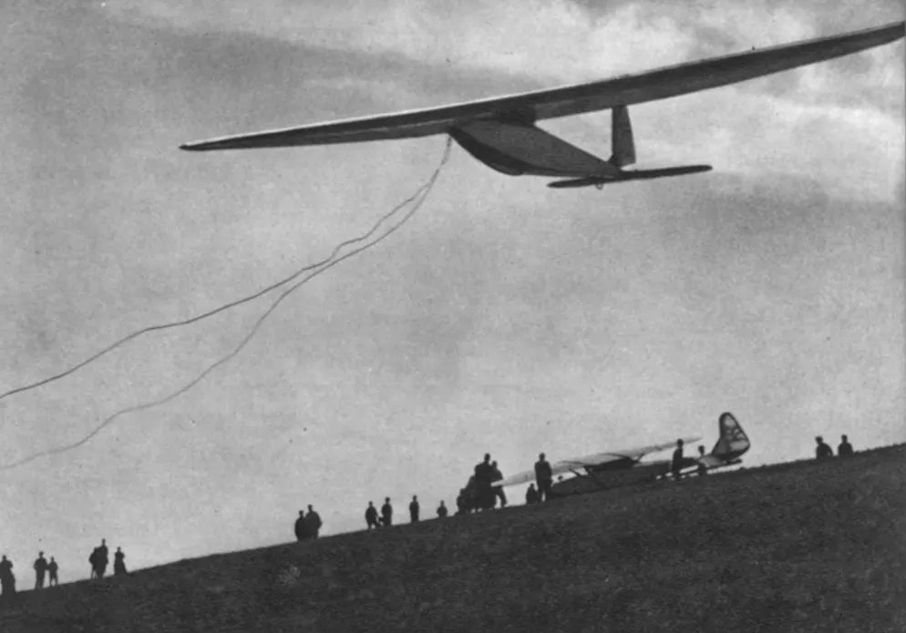 Segelflug-Betrieb auf der Wasserkuppe Ende der 20er- oder Anfang der 30er-Jahre.
