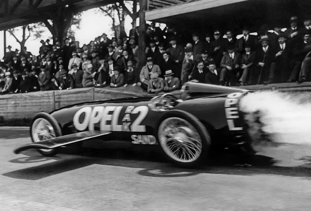 Fritz von Opel setzt sich am 23. Mai 1928 selbst ans Steuer, als er im Opel RAK2 auf der Berliner Avus mit 238 km/h einen neuen Rekord aufstellt.