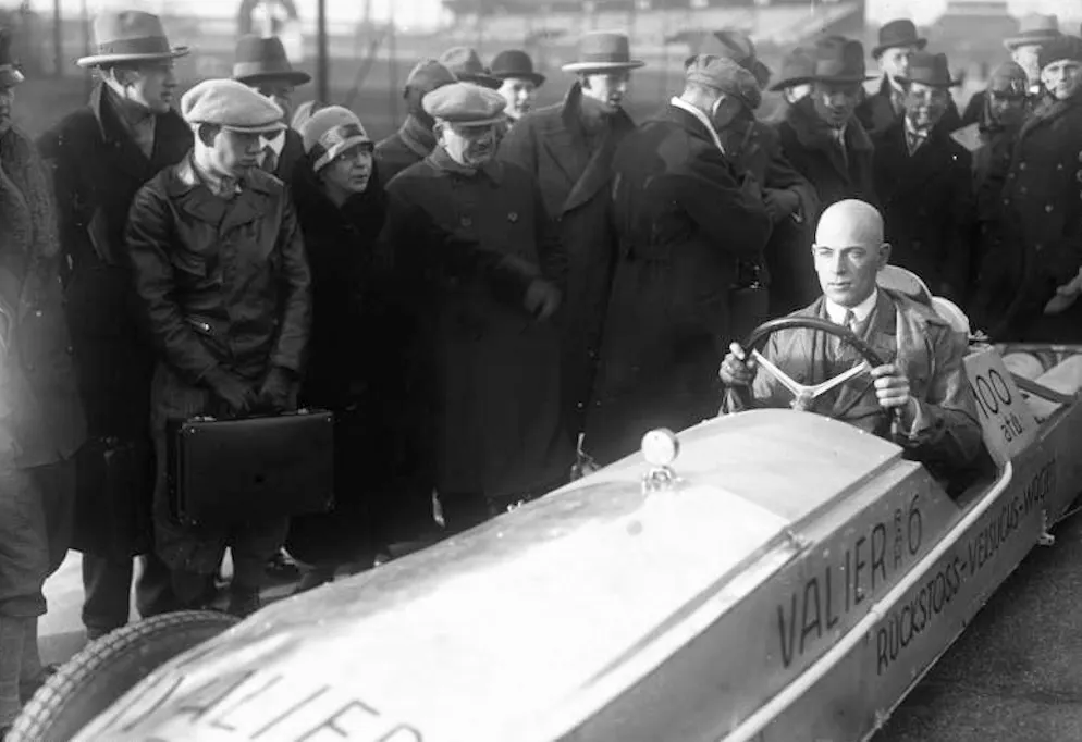 Max Valier im Dezember 1929 in dem Prototyp des von ihm entwickelten Raketenwagens RAK6 auf der Berliner Versuchsstrecke AVUS.